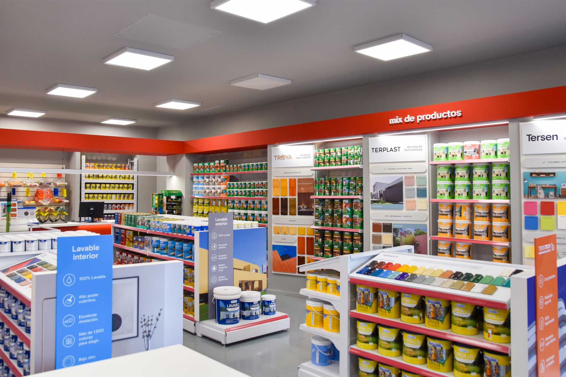 Locales comerciales y sistema de exhibición cromática para espacios comerciales